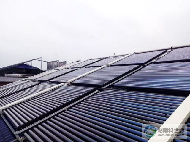 斜屋面真空管太陽能熱水工程 斜屋面真空管太陽能熱水工程