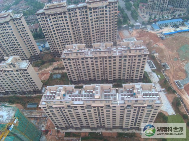 俯視屋頂一體式太陽(yáng)能熱水器